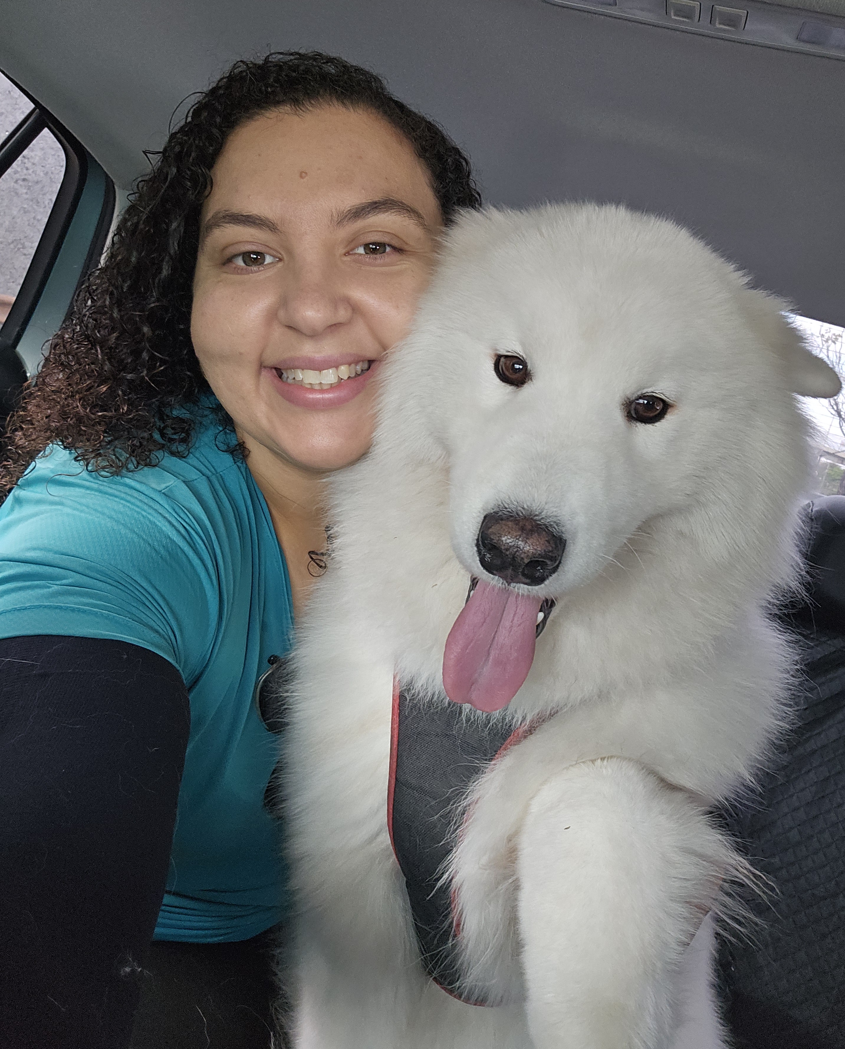 Tia Rapha com um cachorro
